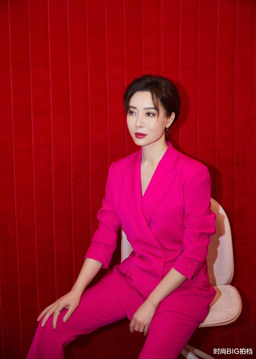 女人味|43岁陈数太有女人味，扎马尾配“红裙”惊艳又温柔，奔五更洋气！