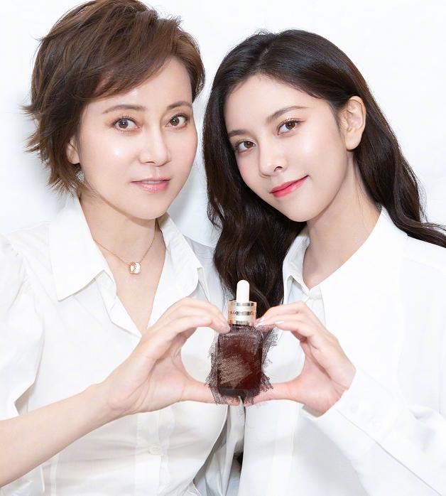 宋妍霏|看宋妍霏的妈妈才明白，金钱决定一个女人的气质