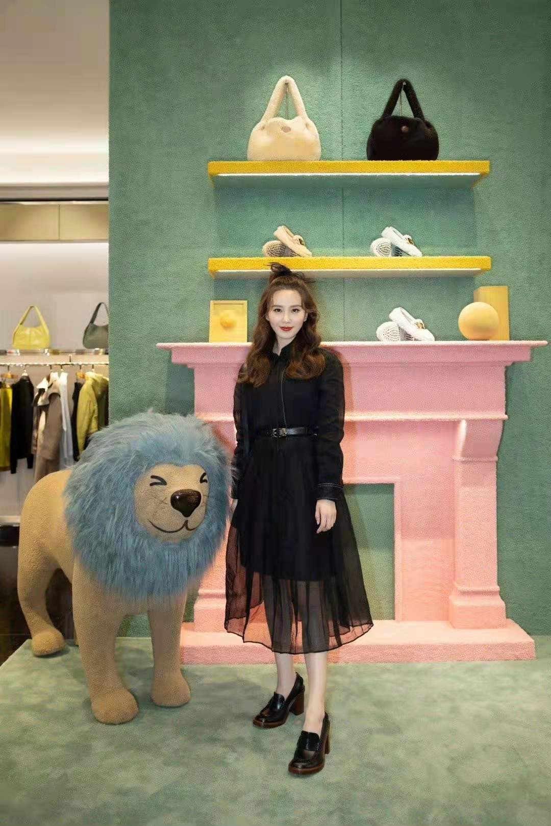 刘诗诗|刘诗诗换发型美貌创新高！新活动穿白裙温柔感爆棚，气质圈内少有