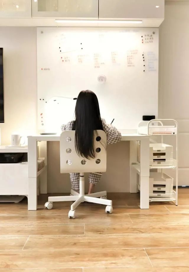 新房装修，孩子学习桌放在哪里最合适？听听“奖状墙”妈妈怎么说