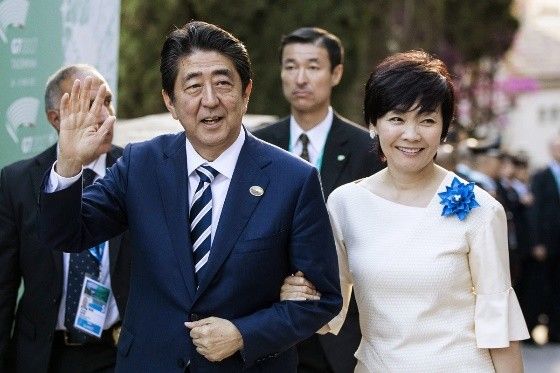 安倍晋三|一物降一物！安倍昭惠不生孩子，无视婆婆，安倍晋三却拿她没办法