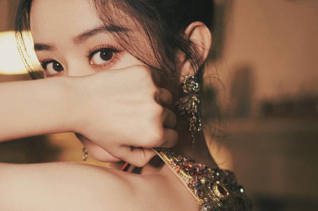 赵丽颖|赵丽颖轻熟风造型彻底封神，穿黑裙演绎出优雅范，气质提升就开挂