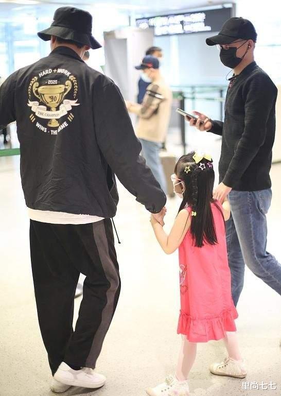 秦昊|秦昊女儿接机爸爸，小米粒正脸罕见曝光，女助理穿豹纹短裙太性感