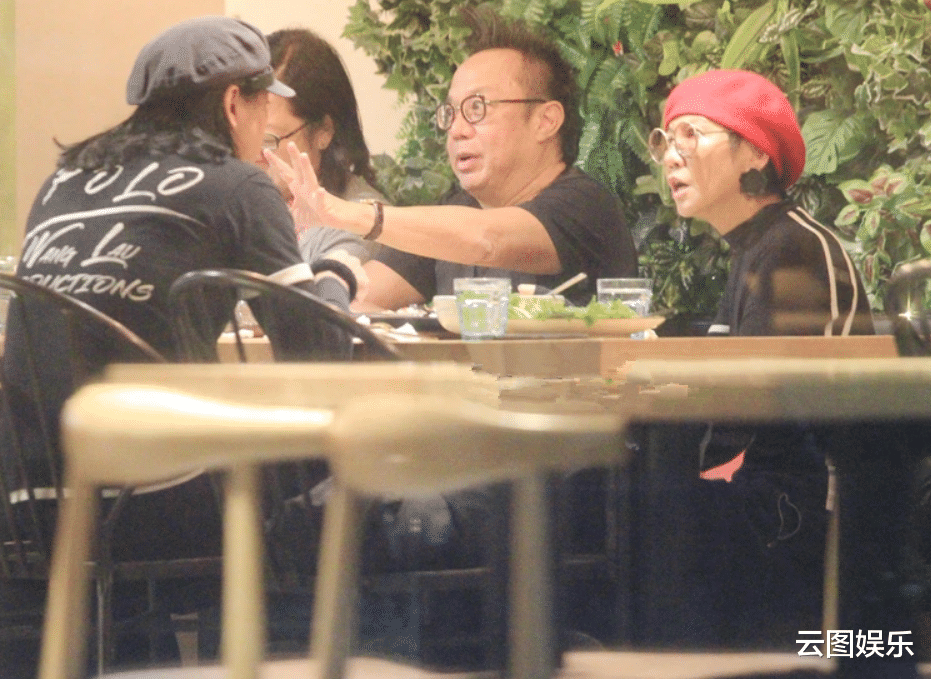 黄大炜|57岁黄大炜约会患癌女友，相恋25年仍恩爱，已花2千万帮对方续命