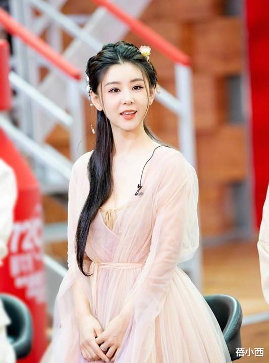 蓓小西|李小萌瘦了更有“尤物资本”，一袭裸色纱裙配盘发，显得身段更好