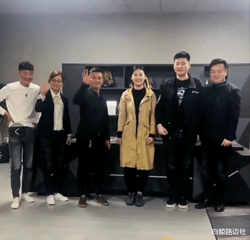 朱之文|大衣哥儿子带媳妇坐游艇！相对而坐显生疏，公公却在家下地干农活