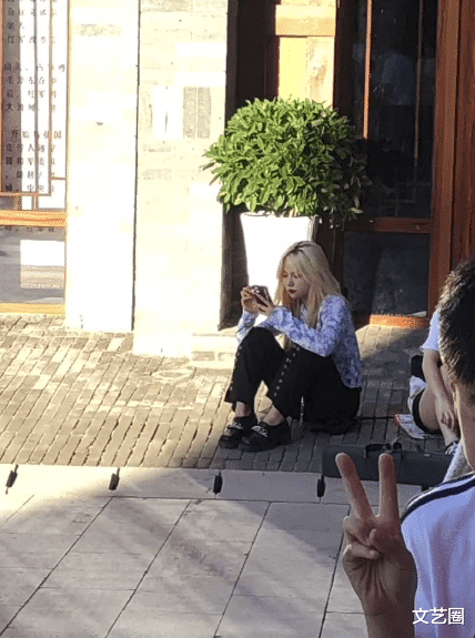 生图|网红刀小刀逛街被偶遇，蹲坐在马路边上毫无偶像包袱，发色亮眼被吐槽像精神小妹