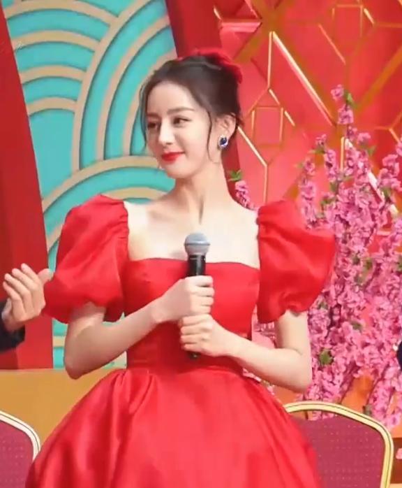 迪丽热巴|热巴太狠了，为显瘦把裙身勒到最紧，台上全程提着气，看着就累