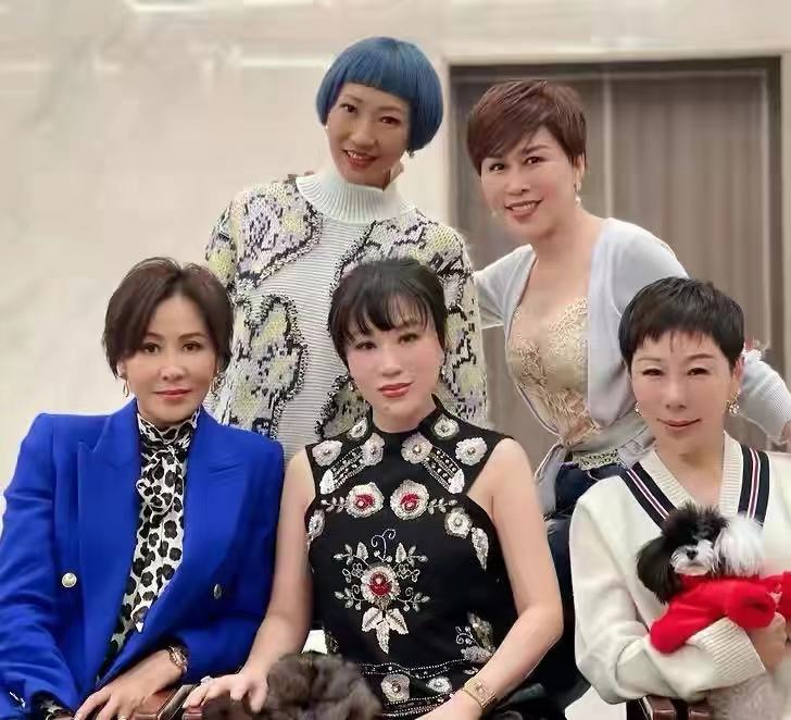 杨钰莹|49岁杨钰莹晒新年美照！穿皮草马甲太贵气，这张脸嫩得让人自卑，羡慕了