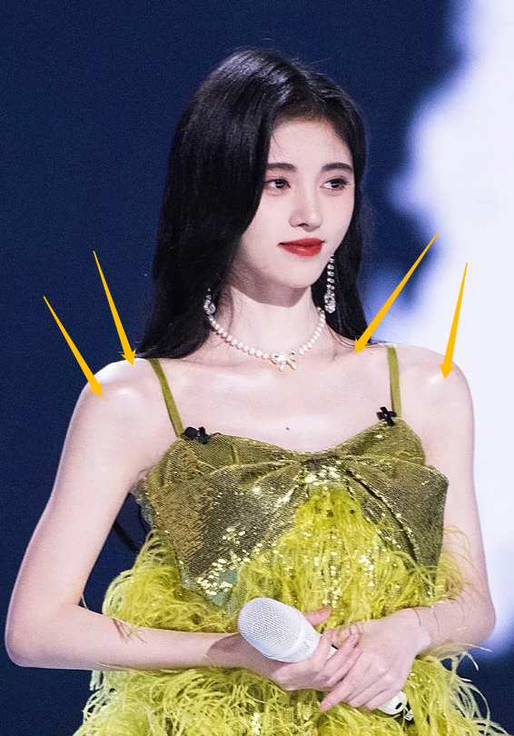 张芸京|继全身打粉后，鞠婧祎打高光像十八铜人，精致假面下是极度自卑