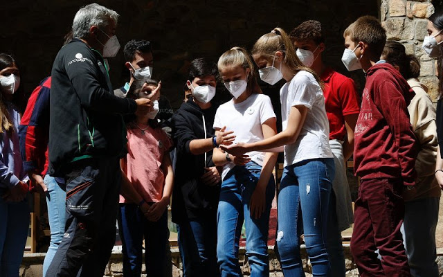 全球时尚风行|西班牙索菲亚公主比姐姐敢穿！同穿T恤牛仔裤，妹妹破洞裤抢镜啦