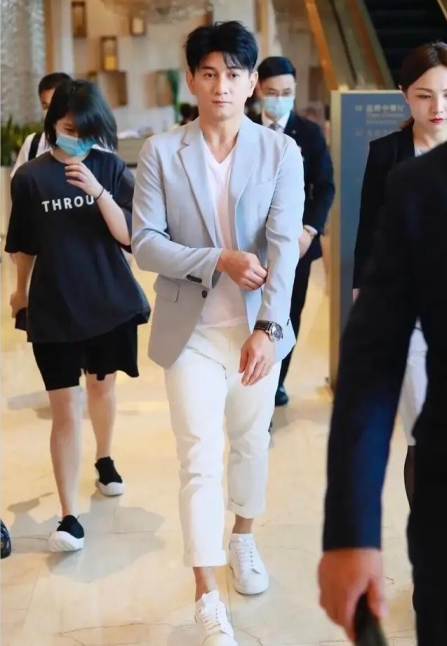 刘诗诗|吴奇隆现身机场，打扮时髦似小伙，与刘诗诗同行看不出17岁年龄差