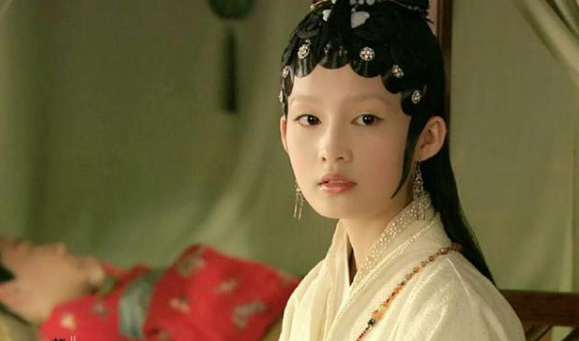 李沁|都说孙怡和李沁长得像,当看到素颜照后,却一个似大妈一个似少女