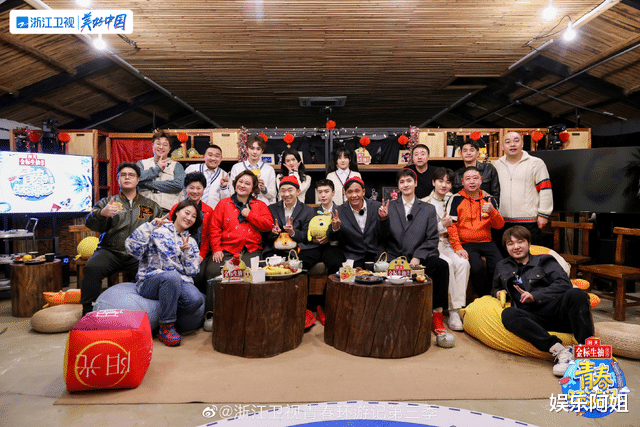 杨洋|青环汇演路透曝光！关晓彤烫发造型好复古，杨洋歪头比V显呆萌