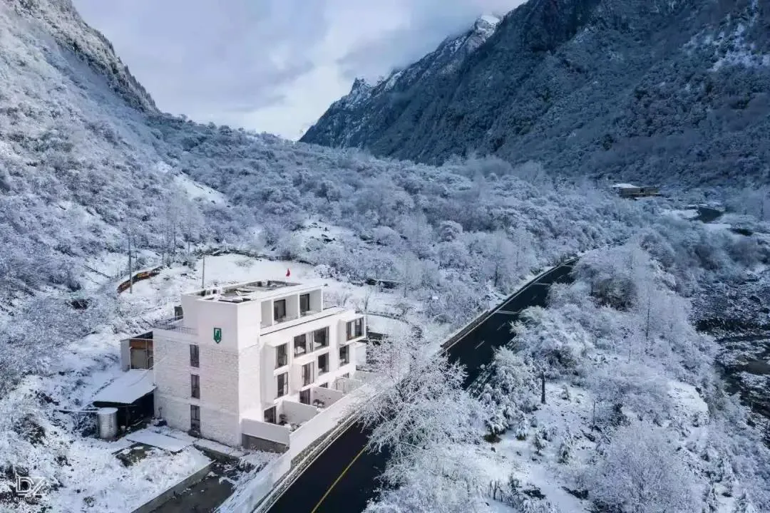 四姑娘山 【阿坝旅游网】好家伙！又下雪了！