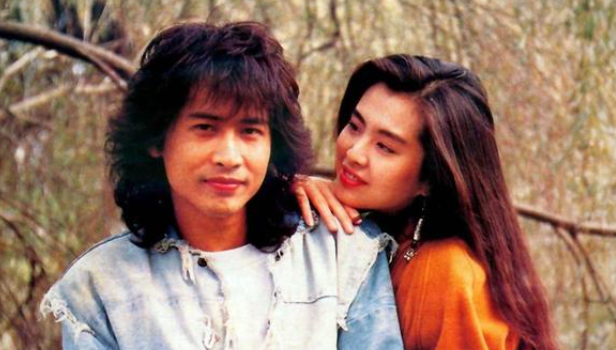 赵葆华|54岁王祖贤罕晒照,皮肤白嫩容貌多年未变,两条腿比杆子还细