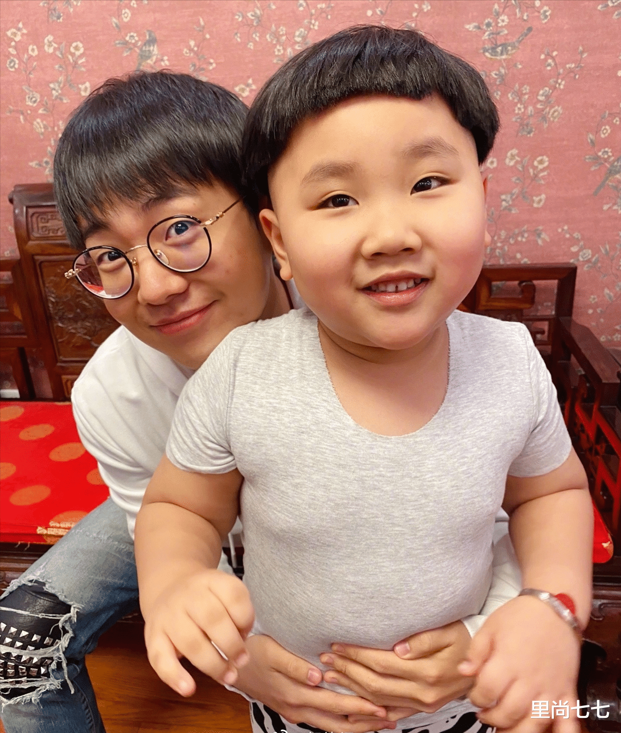 郭德纲|郭德纲罕见晒俩儿子,小儿子手臂胖成“莲藕节”,戴金手镯似福娃