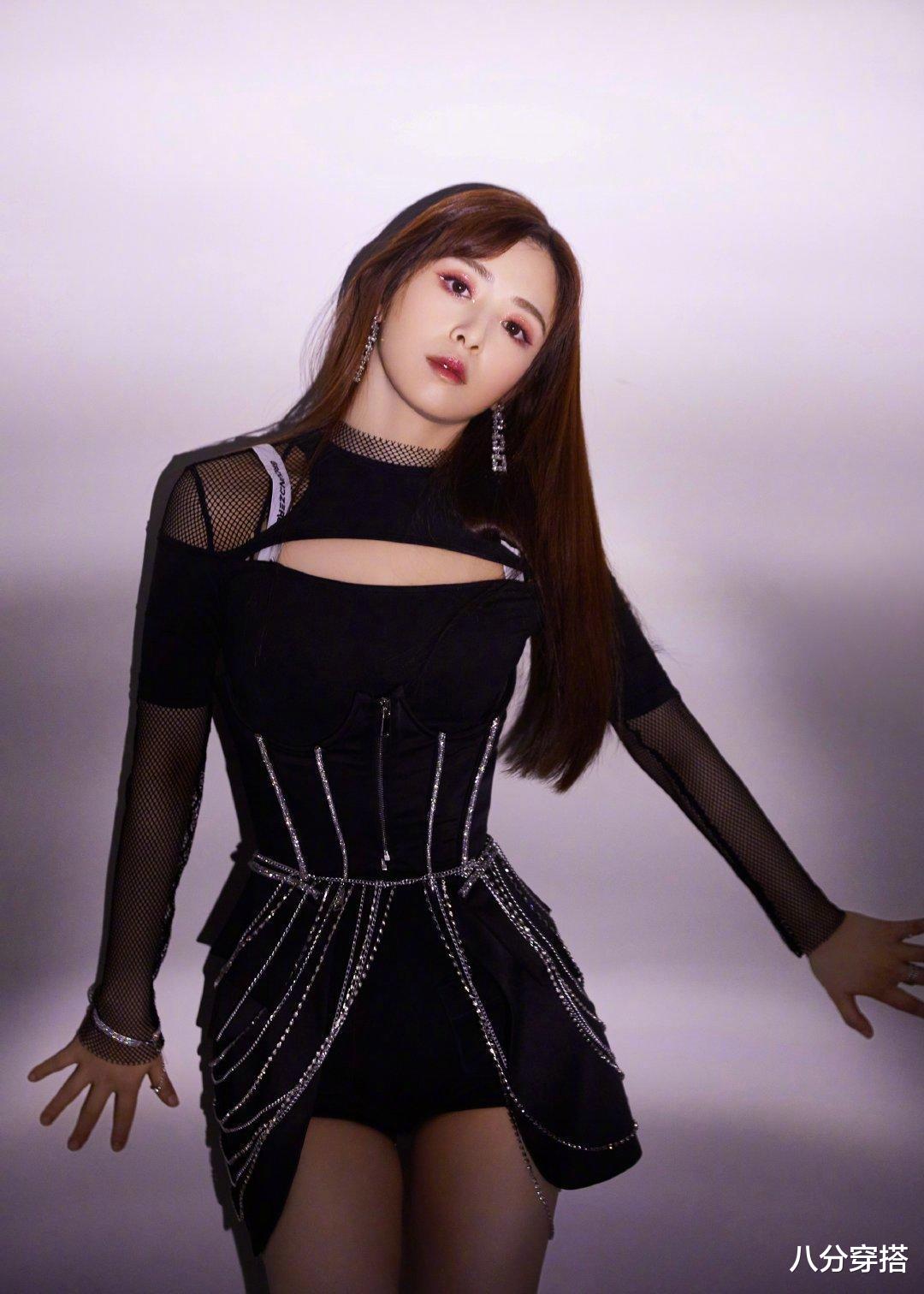 张俪 张含韵也太会保养了!穿鎏光礼服裙温柔高贵,32岁看着像00后