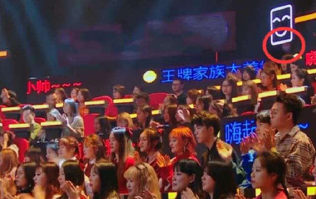 关晓彤|关晓彤和贾玲闲聊忘关麦，小声嘟囔5个字，让台下观众纷纷起哄