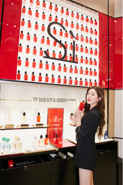 赵露思|赵露思太会穿了,西装短裤配黑色高跟鞋,诠释职场搭配新风尚