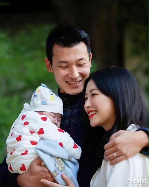 朱珠|朱珠在家陪女儿过节，开心晒母女合影，小公主眼睛跟妈妈一样漂亮