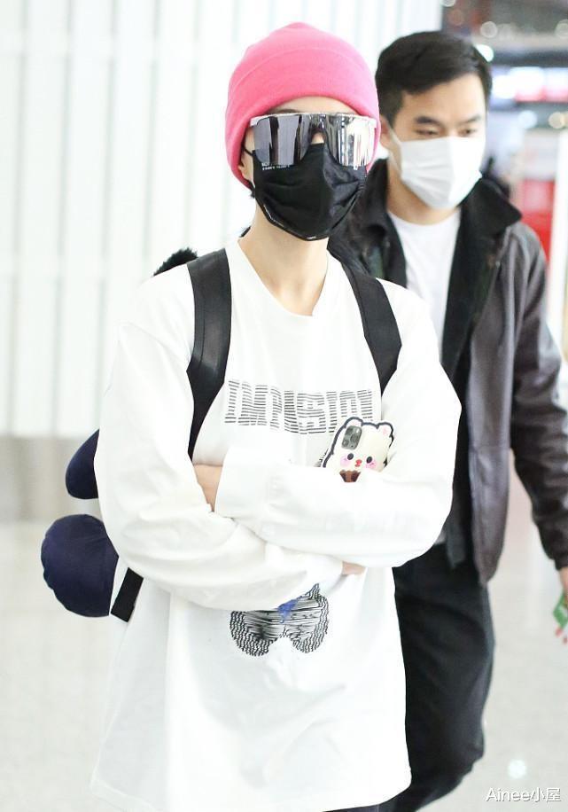 Ainee小屋 范冰冰给自己打扮成小姑娘,长卫衣配瑜伽裤,身材瘦了不少