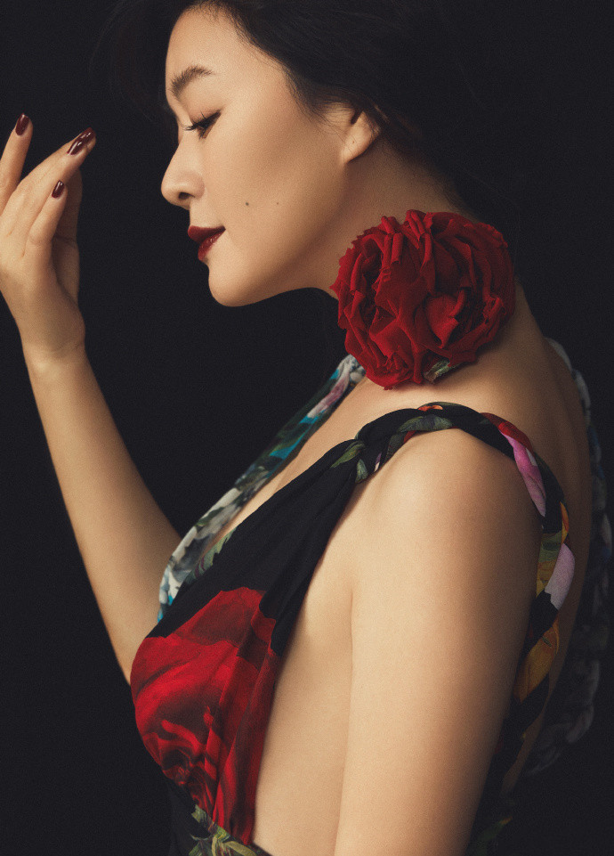 猫姐穿搭经 田海蓉生日晒美照,复古造型优雅端庄,“女神气质”拿捏了