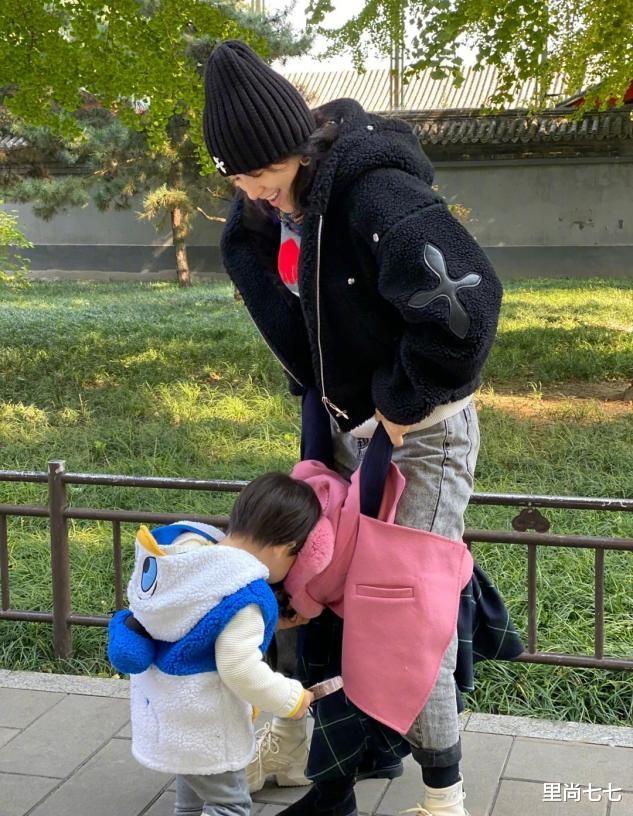 里尚七七 章子怡一家出游不带大女儿，儿子打扮比姐姐还娇俏，她瘦太狠显老