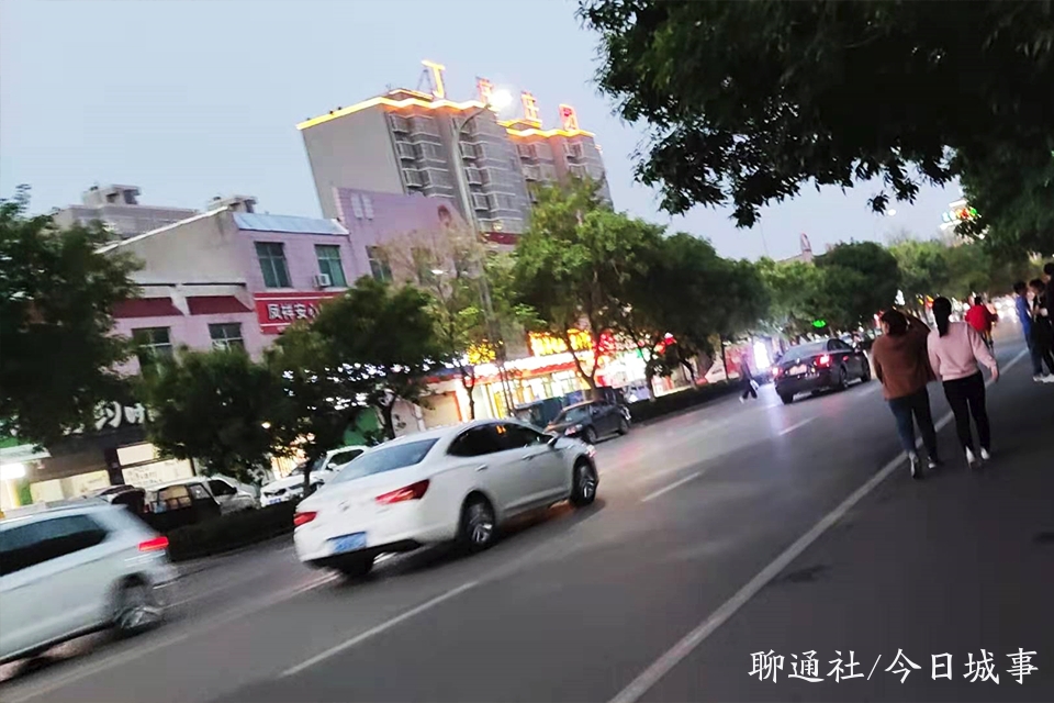 聊通社 山东一男子尾随前女友到家后强行推倒床上，谁料对方悄悄发出短信