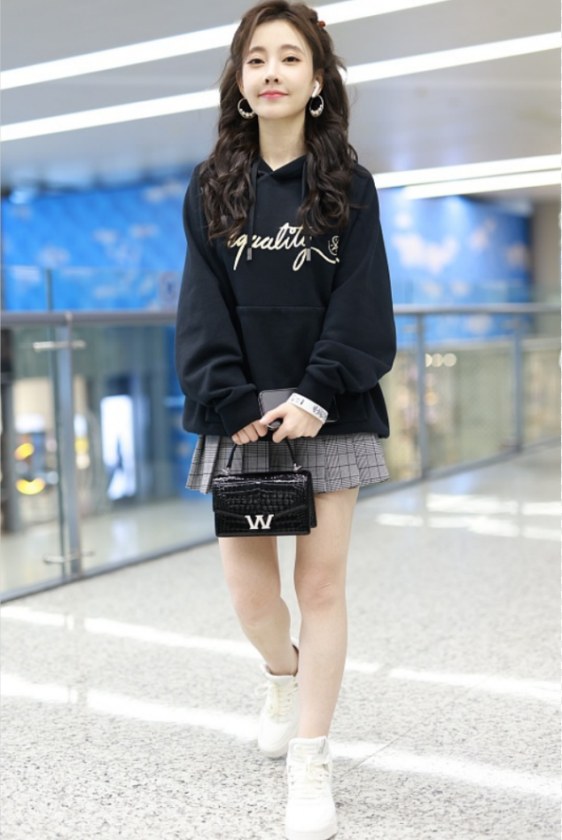 冯提莫|冯提莫是不冷吗？大冬天还要光腿，不过卫衣配短裙还挺好看的