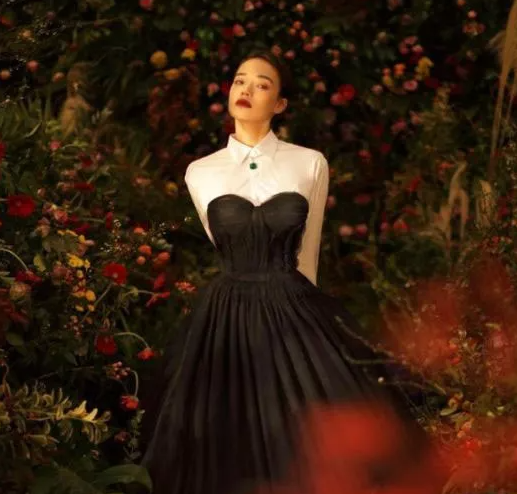 舒淇|“御姐女神”舒淇身穿长裙佩戴满绿翡翠站在花间,美如一位仙子!