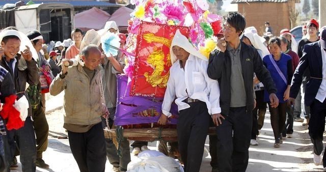 为娃学画丫|农村丧葬现“乱象”:铺张浪费白事像喜事,歌舞表演人人嬉皮笑脸