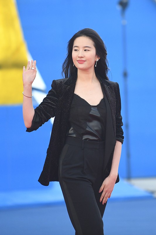 穿衣搭配|刘亦菲开始走御姐范，穿一身黑色秀出了小细腿，优美身材惹人羡