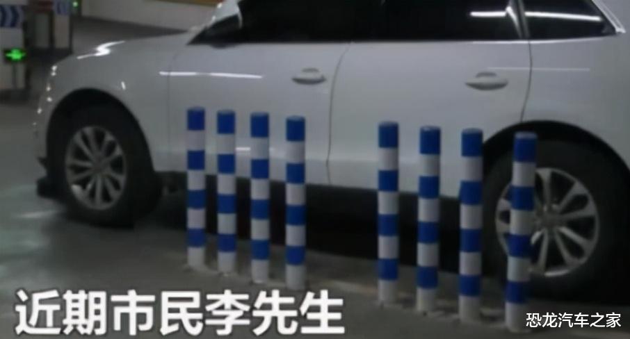 爱车被刮伤,男子一气之下在自己车位钉了8根铁柱,直呼:坚持原则