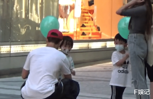 董子健|郑嘉颖夫妇带大儿子去逛街 儿子突然走出马路夫妻俩反应快马上拉着