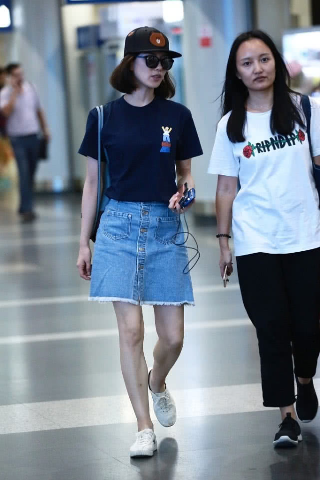 刘诗诗|刘诗诗不舍得破费，穿百元T恤配头套游迪士尼，依然美成在逃公主