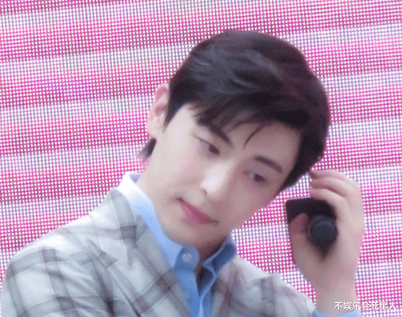 邓伦|28岁邓伦参加线下活动，现场画面一度失控，这黑眼圈让我看愣了