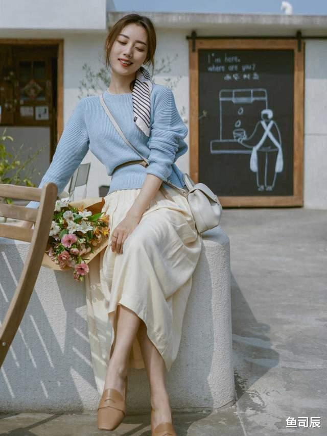 鱼司辰|秋冬怎么能少了毛衣呢！经典款浅蓝色毛衣搭配白色半身裙，太美了