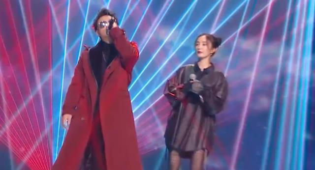 杨幂|杨幂亮相《王牌6》，谁注意她穿的啥鞋？这才是对王牌家族的尊重