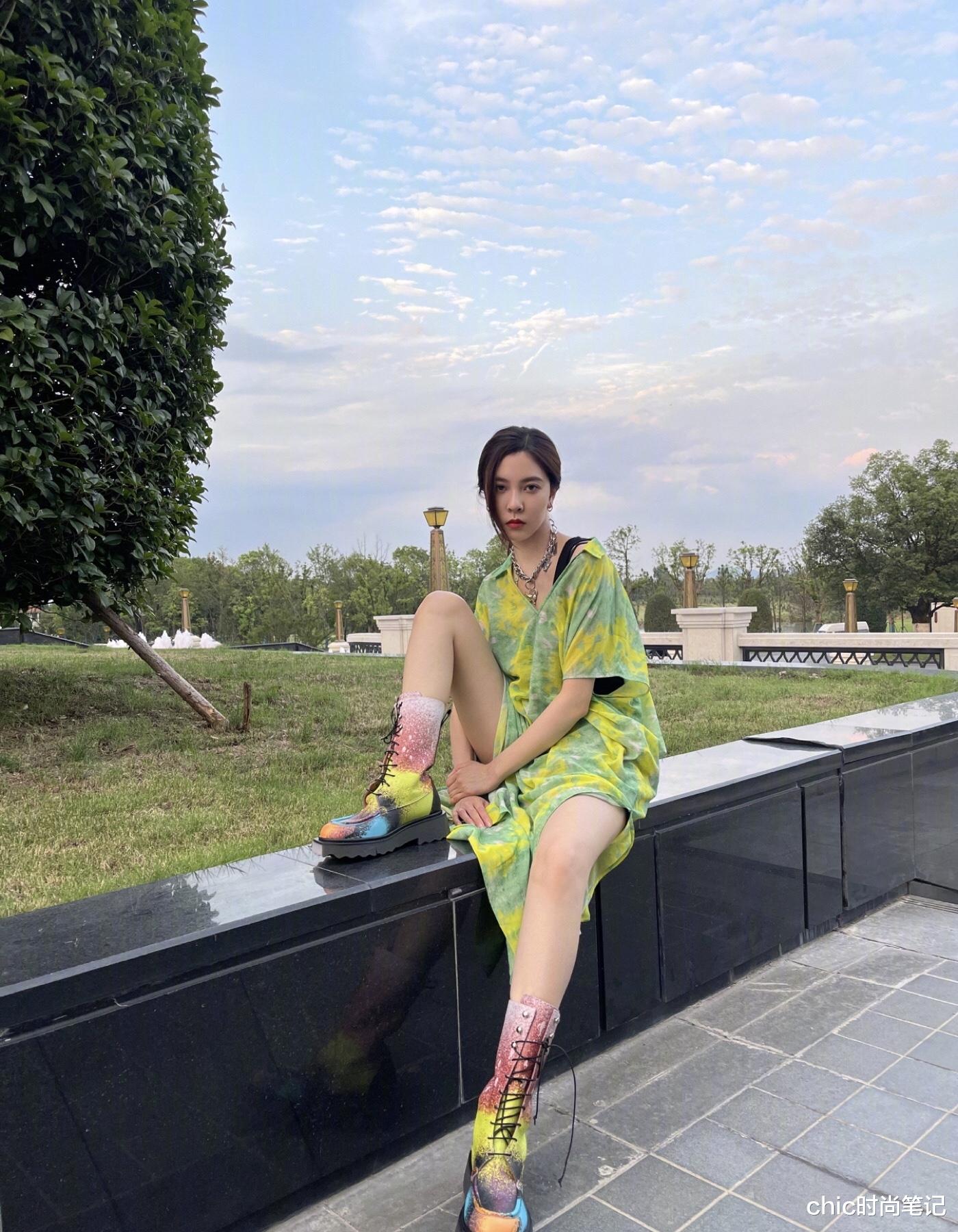 chic时尚笔记|氛围感女神易梦玲，以彩色雨筒长靴为乐，将先天腿长优势发挥无疑