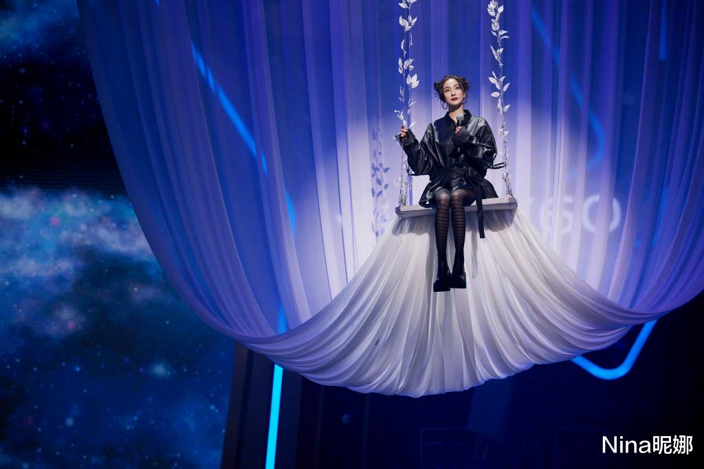 杨幂|杨幂上《王牌对王牌》真抢眼，穿黑丝袜哪吒头唱爱的供养美成少女，心疼关晓彤