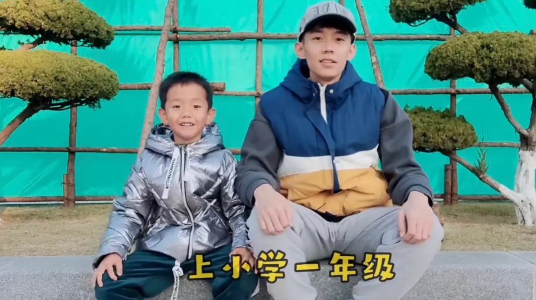童颜|31岁“童颜爸爸”走红，被网友误认是初中生，父子同框像兄弟