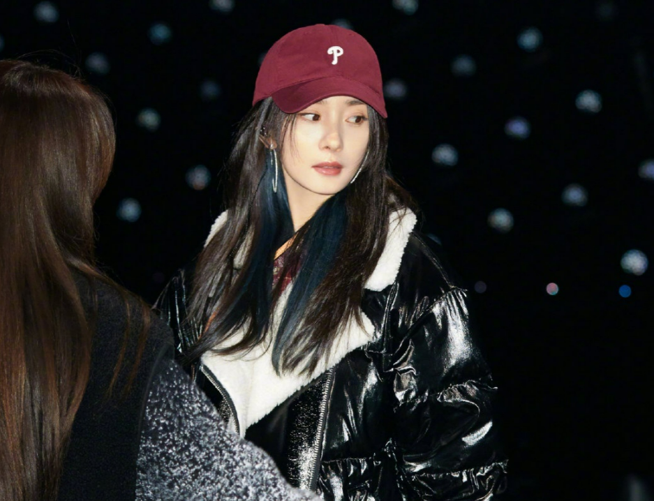 杨幂|杨幂跨年彩排照曝光！穿紧身裤炫一双细腿，身材比工作人员瘦一圈