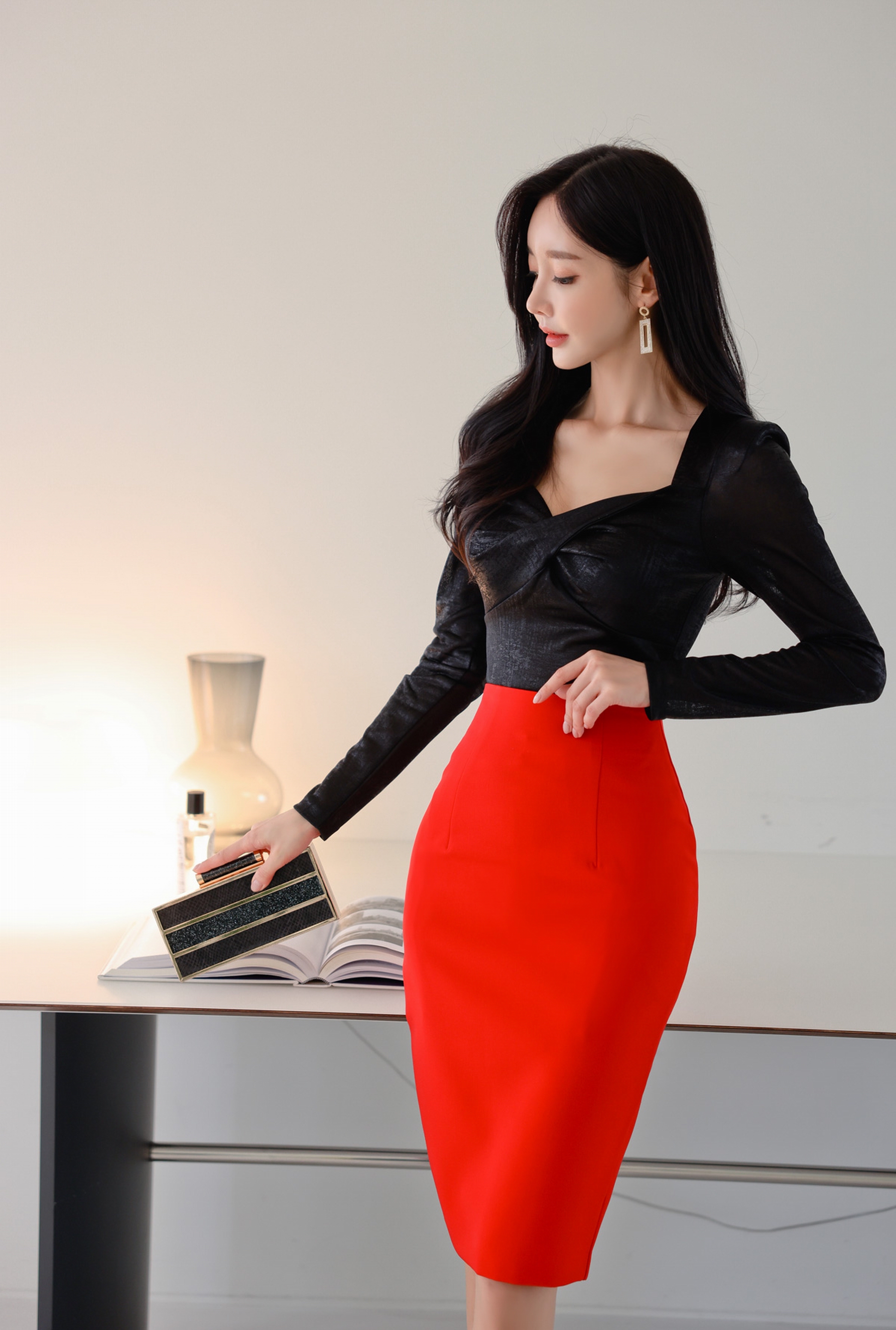 韩国名模孙允珠 2021最新孙允珠时尚写真:黝黑麻花桃心领T恤搭配大红修身半身裙