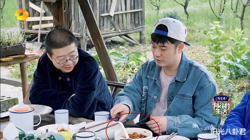 黄磊|《向往的生活》黄磊厨艺翻车了？早餐吃完还剩一桌，张子枫转头就去买烤肠