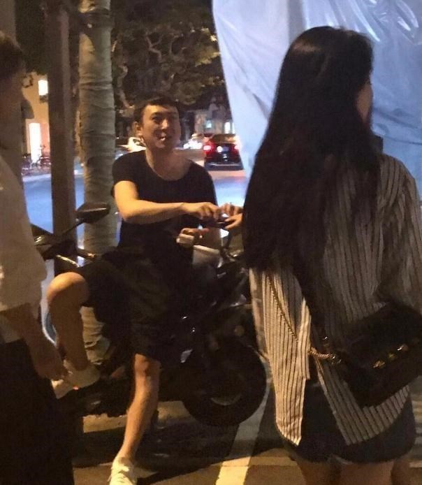 发型师 聪哥的脾气真好，发型被剪丑也不生气，还和比自己帅的发型师合影