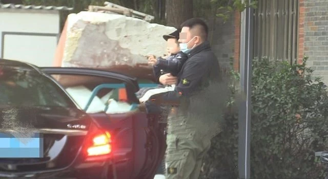 谢娜|谢娜和赵丽颖都因为孩子上热搜了，网友调侃她们可以结“娃娃亲”