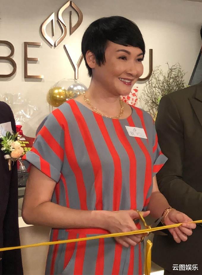 商天娥|欧阳震华等10位港星齐聚一堂，为富婆新店剪彩切烧猪，场面太热闹