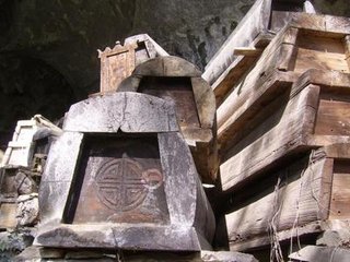 金凤说趣闻|老光棍在山洞里面,发现一口棺材,棺材里面一个美女向他招手