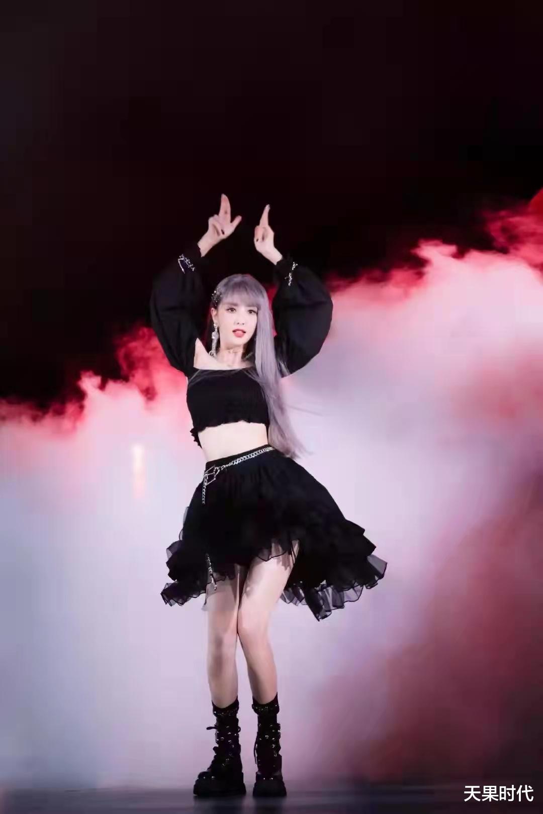 天果时代 佟丽娅“黑化”风打扮有活力，超短上衣秀腰无压力，离婚后更年轻